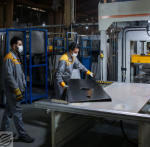 تمام آمار‌های رسمی حاکی از رشد تولید در همه بخش‌های صنعتی .